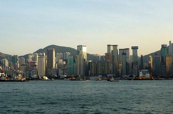 香港1女子因住15平米“豪华住宅”火了，网友：还没我家车库大