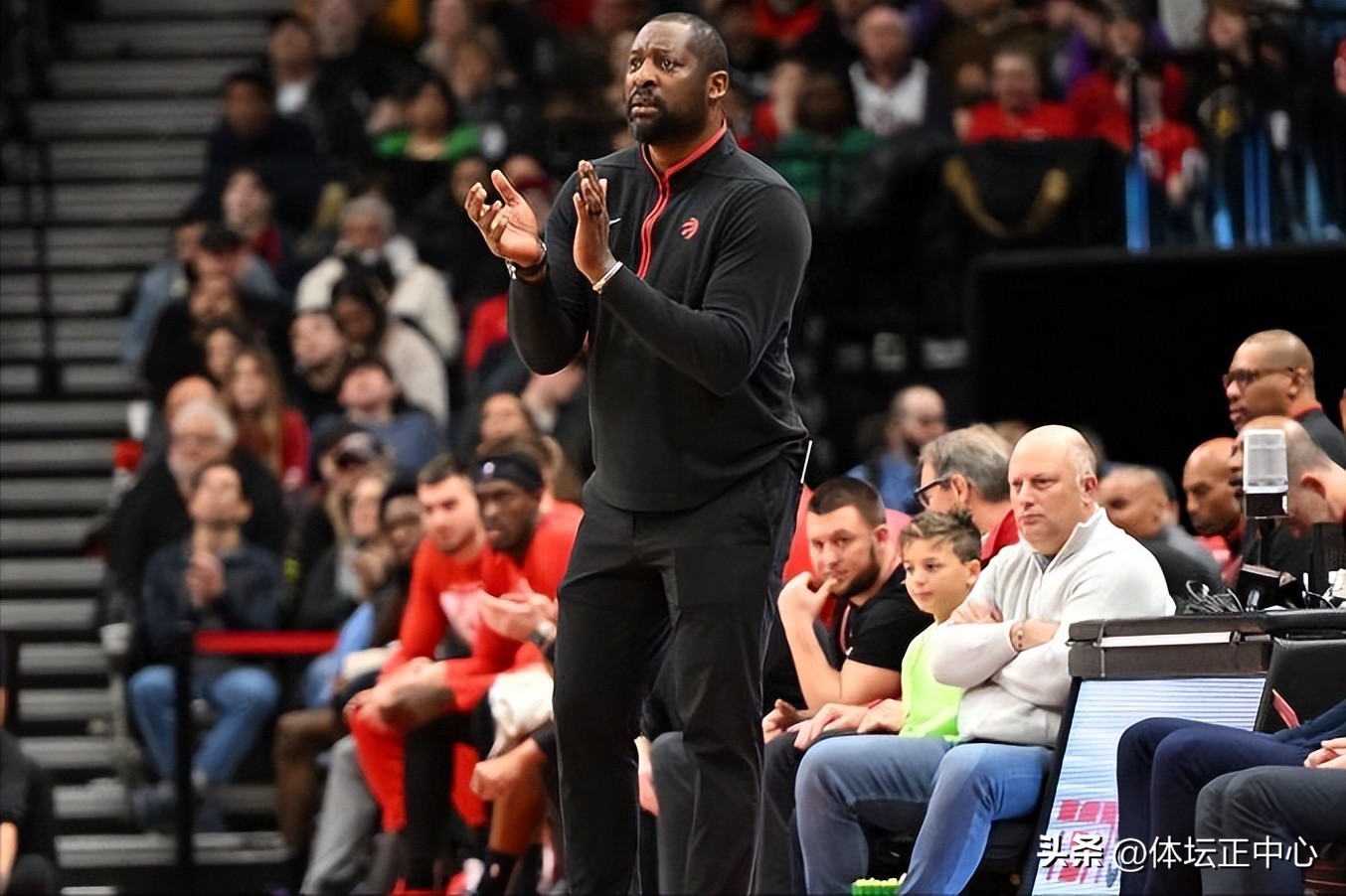 字母哥被格里芬隔扣卡点,雄鹿格里芬年薪