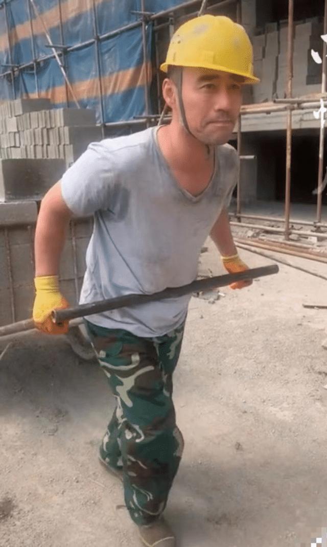 昔日爆红组合街头卖唱,曾经红极一时现在却卖唱的歌手