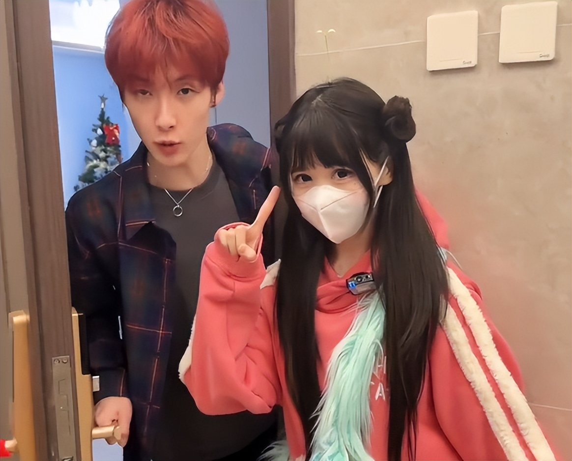 蔡萝莉做客“艾瑞吧弟”家，穿安全裤鸳鸯袜引争议，网友：退网吧