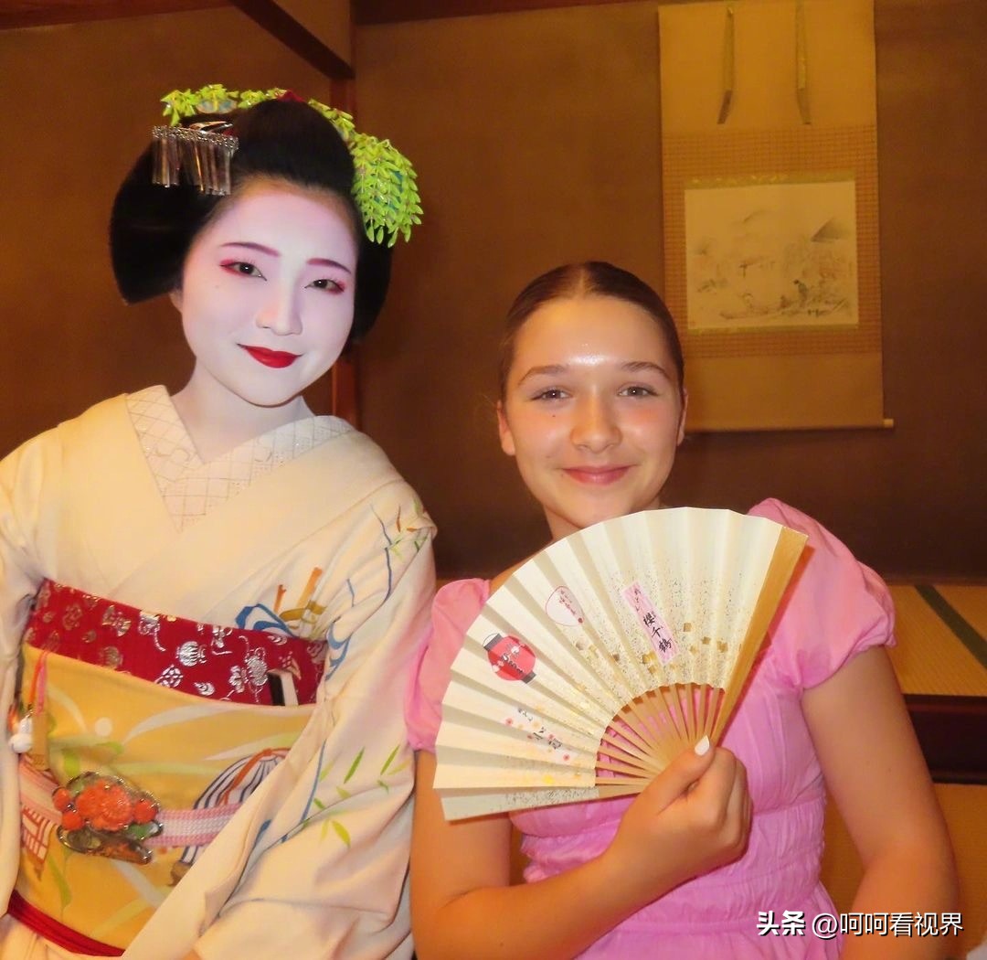 贝克汉姆笑得比结婚还开心,贝克汉姆笑起来