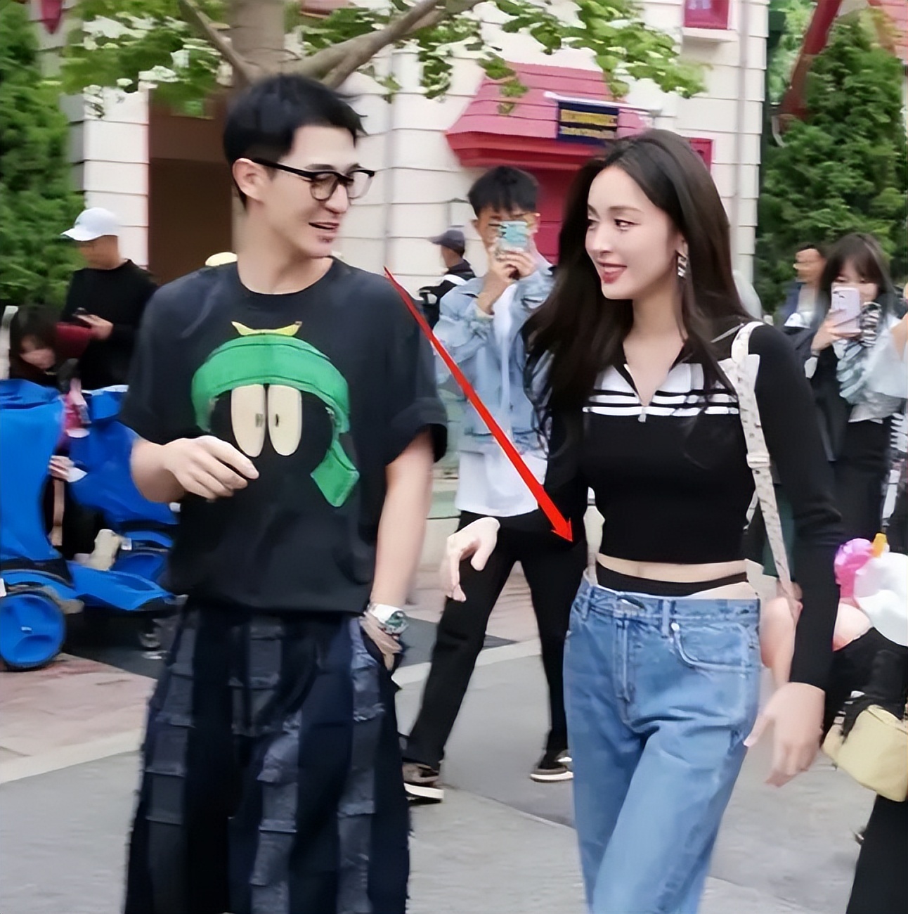 娜扎穿搭牛仔裤,娜扎穿牛仔裤显不出长腿