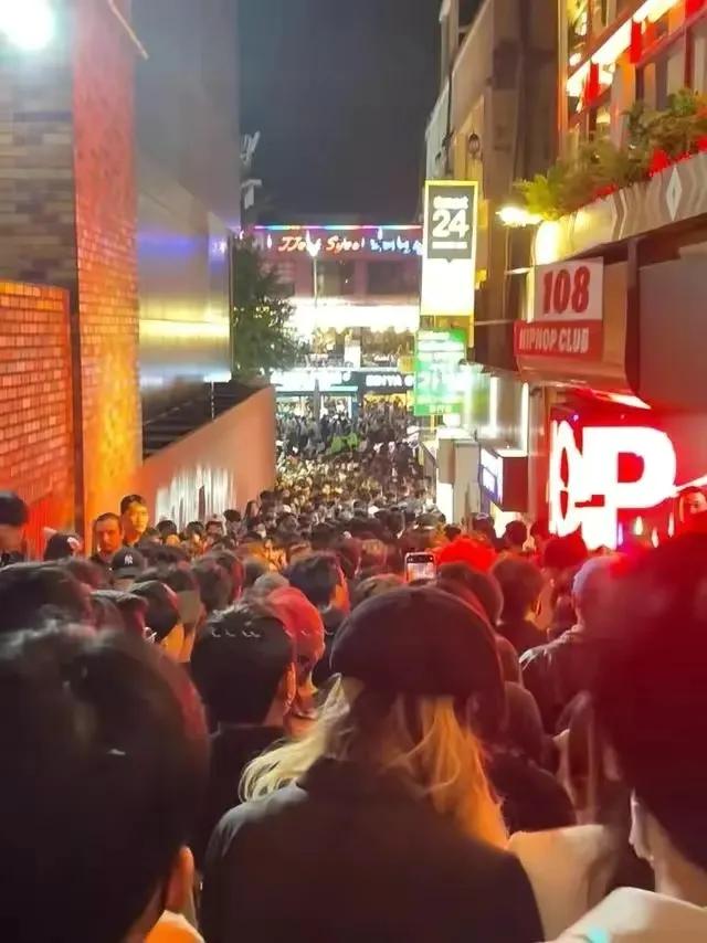 1.4公里的街上挤满了10万人，梨泰院是干嘛的，为啥这么多人