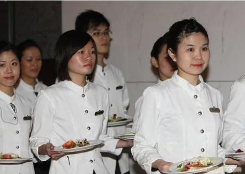 三十年的朋友大庆在童年时就是我们的楷模，原因不是因为他帅