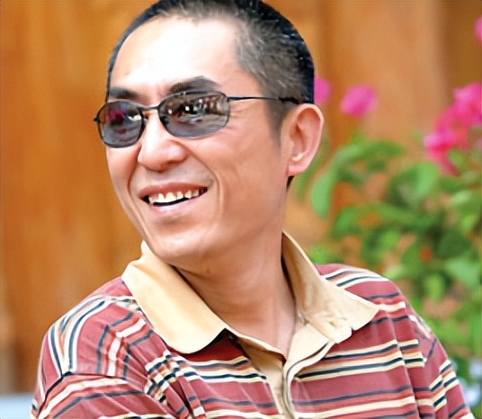 为什么那么多人捧张艺谋,张艺谋为什么这么红火