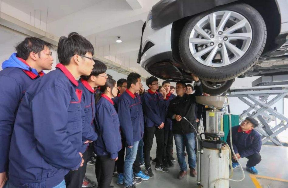 未来10年男生吃香的专业，不仅就业前景好，薪资待遇也很可观