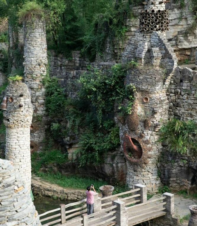 贵州80岁老人隐居深山打造古城,贵州一老人隐居在古堡30年