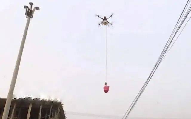 天空出现蝙蝠被挂空中,一蝙蝠疑似被挂在半空中