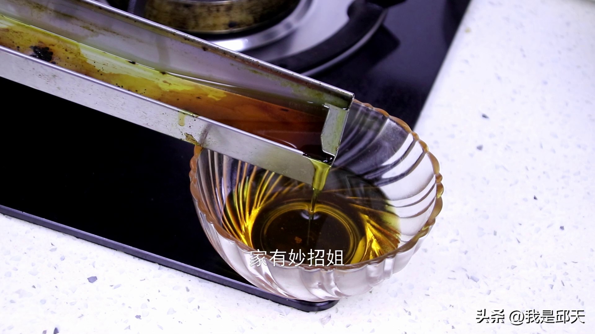 油烟机里的废油怎么处理扔掉,油烟机里的废油一般怎么处理