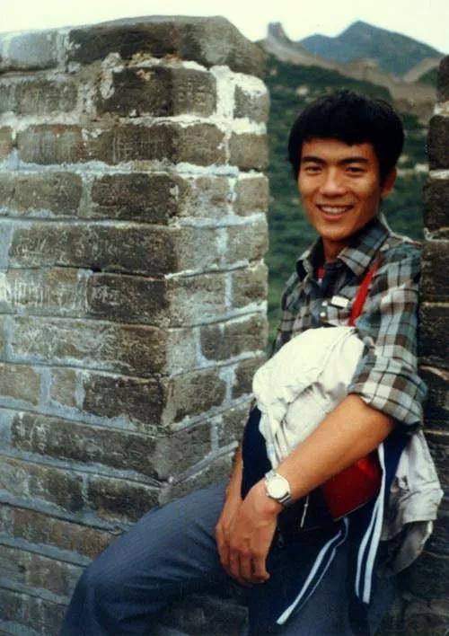 黄健翔前妻是端盘子的吗,足球解说员黄健翔现任妻子