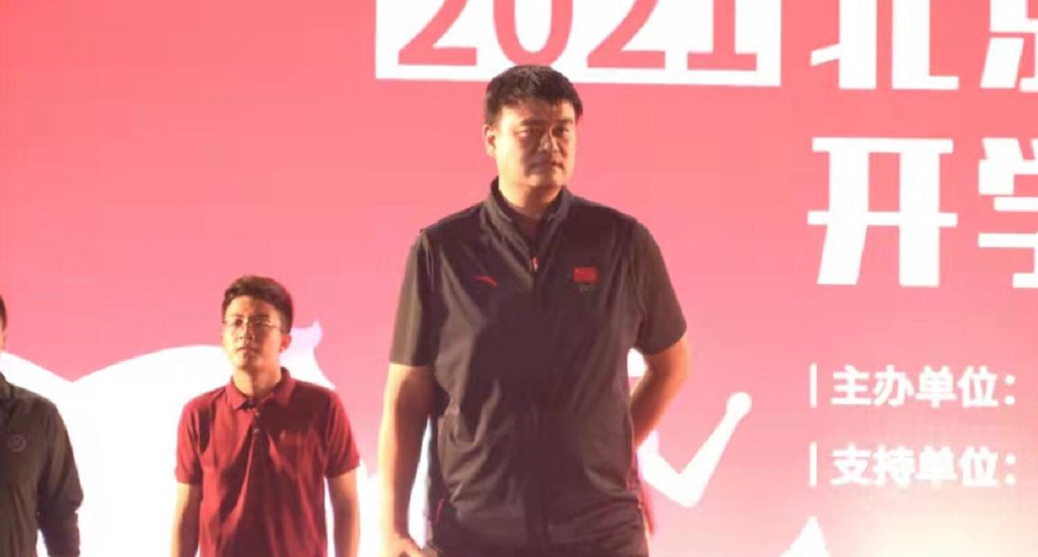 姚明带10岁女儿的合影,姚明携女儿现身机场