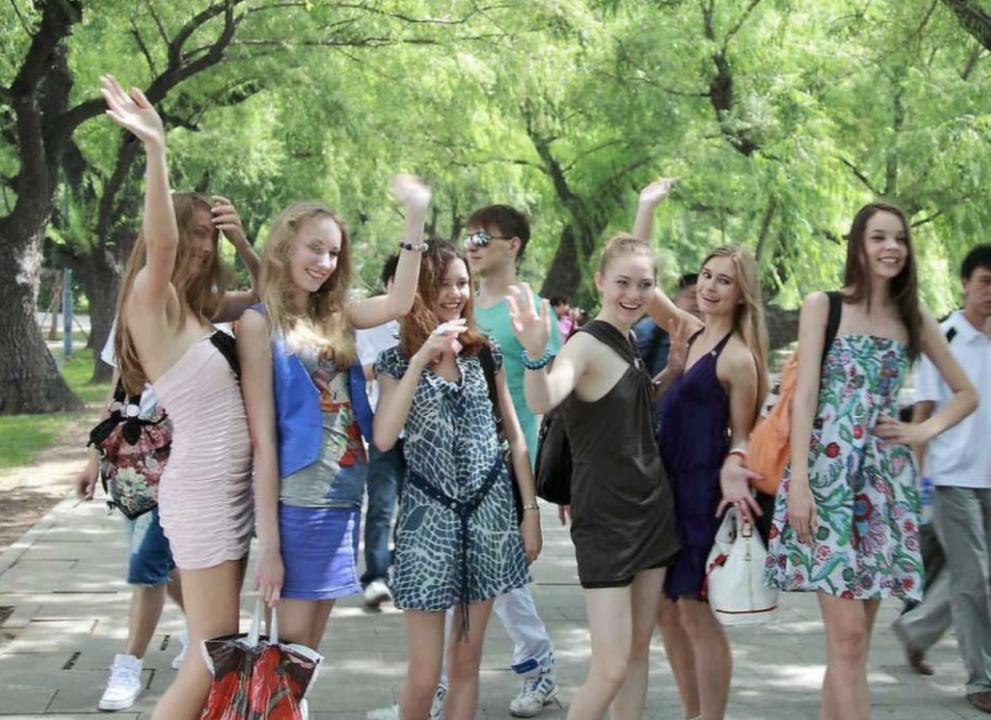 大量俄罗斯美女涌入东莞，身材高挑浓妆艳抹，她们靠什么谋生？