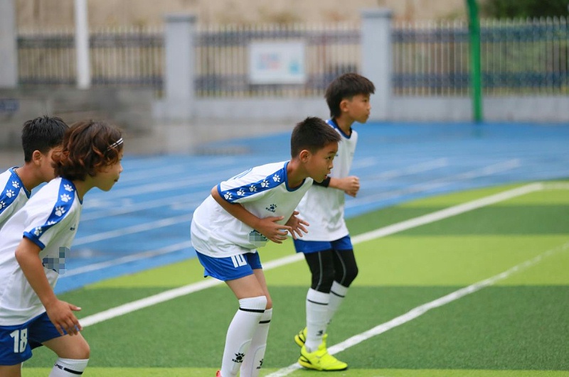 校园足球运动促进青少年素质培养,怎样发展青少年足球精神