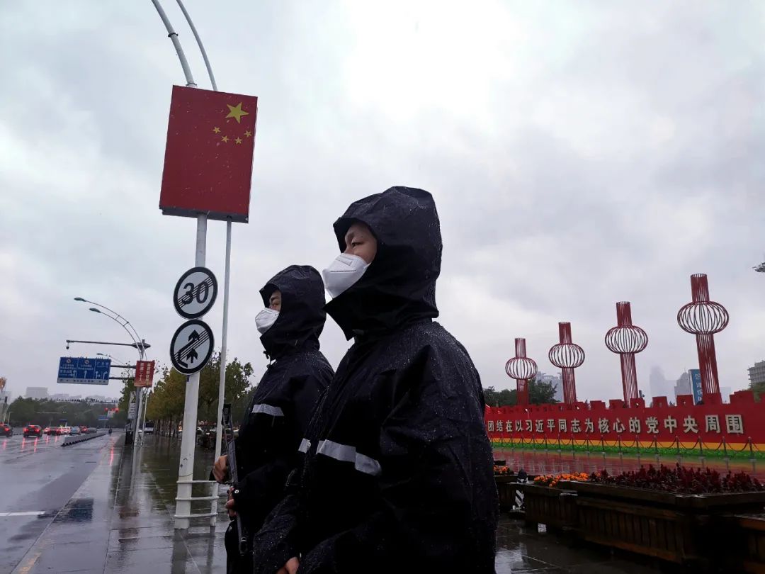 公安春节我在岗坚守岗位保平安,忠诚履职勇担当冒雨执勤保畅通