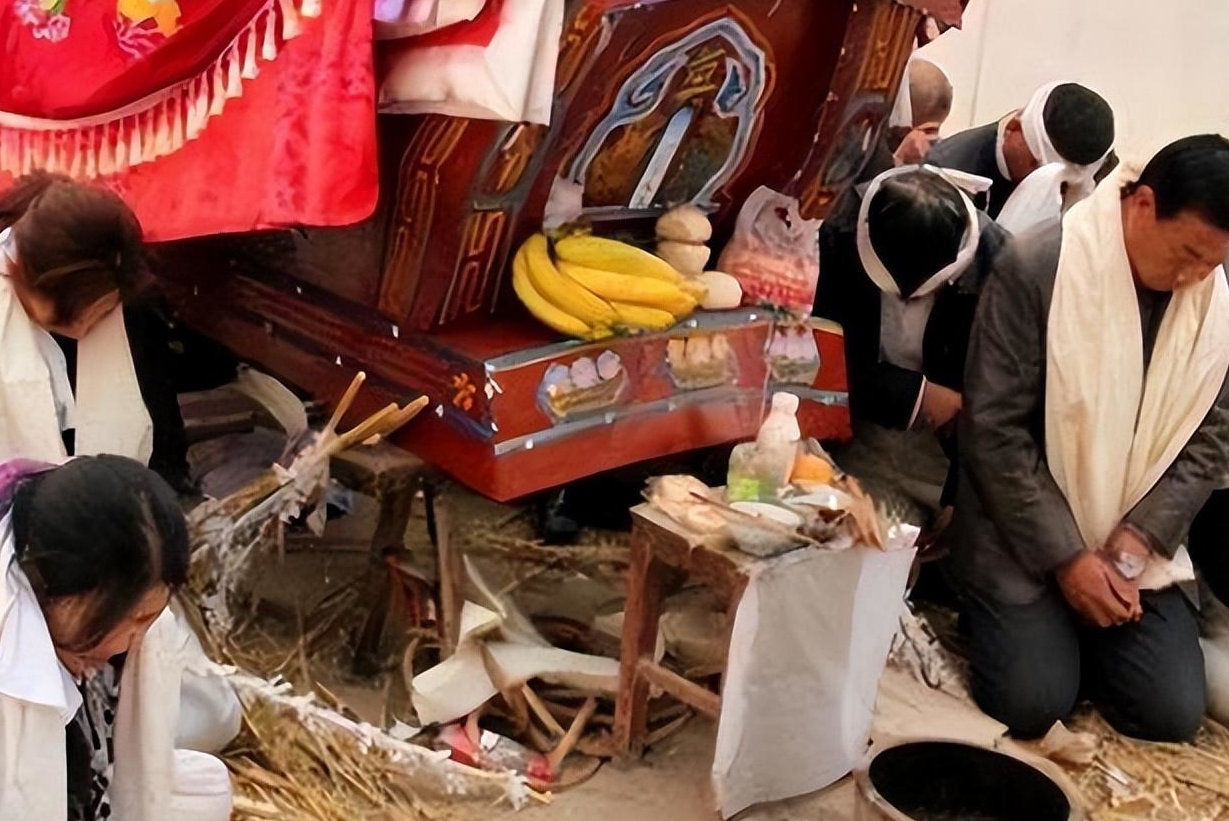 出差借宿在哥哥家，嫂子竟跪求我给她帮一个种，嫂子：你哥同意的