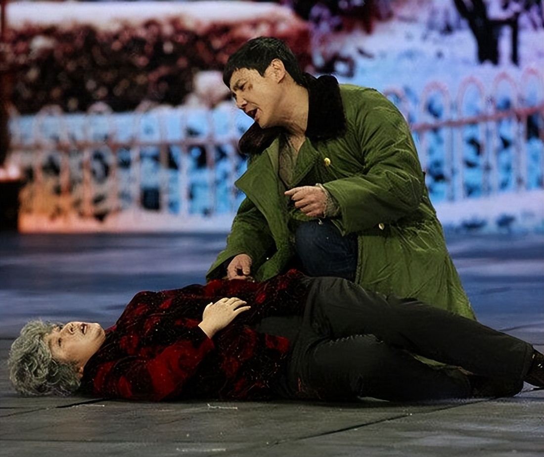 倒在血泊中的男子无人敢扶，撕开了当下社会“冷漠”的遮羞布