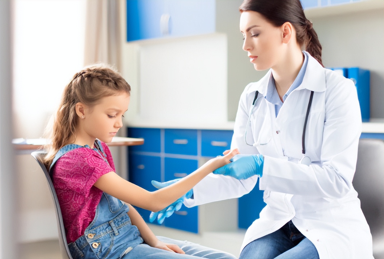 6岁女儿哭着求饶后续,六岁小女孩妈妈哭喊视频