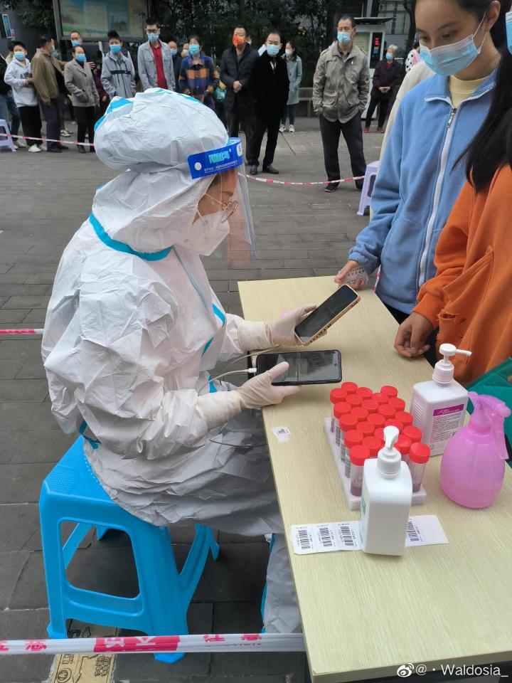 逆行夫妻携手战疫,战疫逆行夫妻