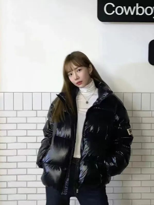羽绒服卫衣裙搭配,今年流行穿搭羽绒服加什么靴子