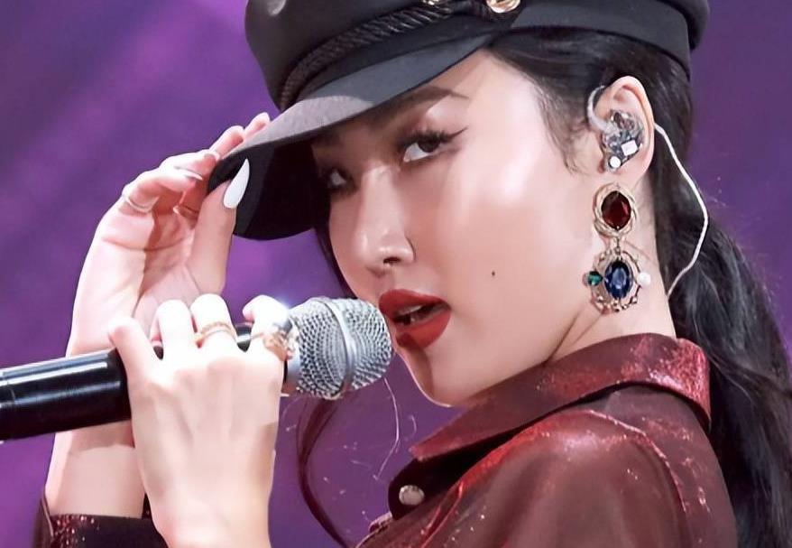 原创曝华莎演出淫乱罪被传唤，下蹲抚摸私密，恐判刑1年罚款500W