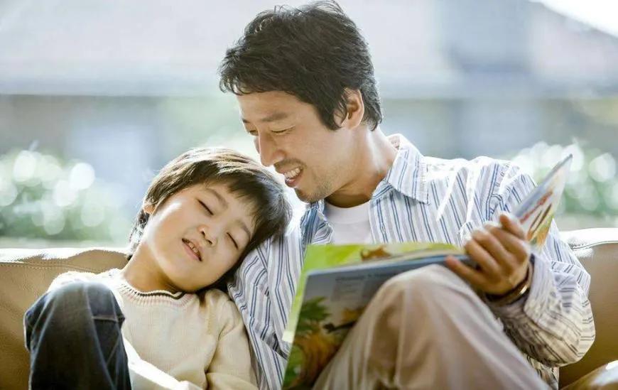 半夜发现儿子看“小黄片”，妈妈又怒又无助，爸爸的做法值得学习