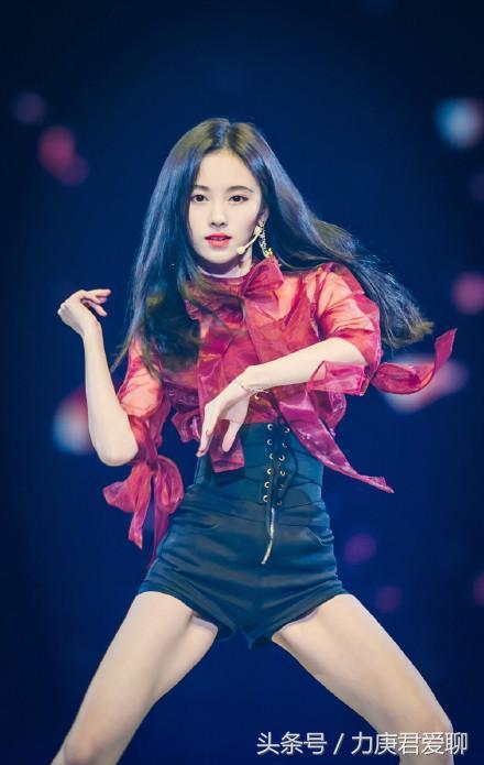 宽松热裤走光*拍偷**鞠婧祎新突破！她走出尴尬三角，上台跳舞，