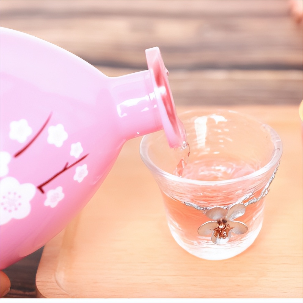 年轻人喜欢喝的微醺酒，能比得上白酒吗？盘点3款好喝的低度果酒