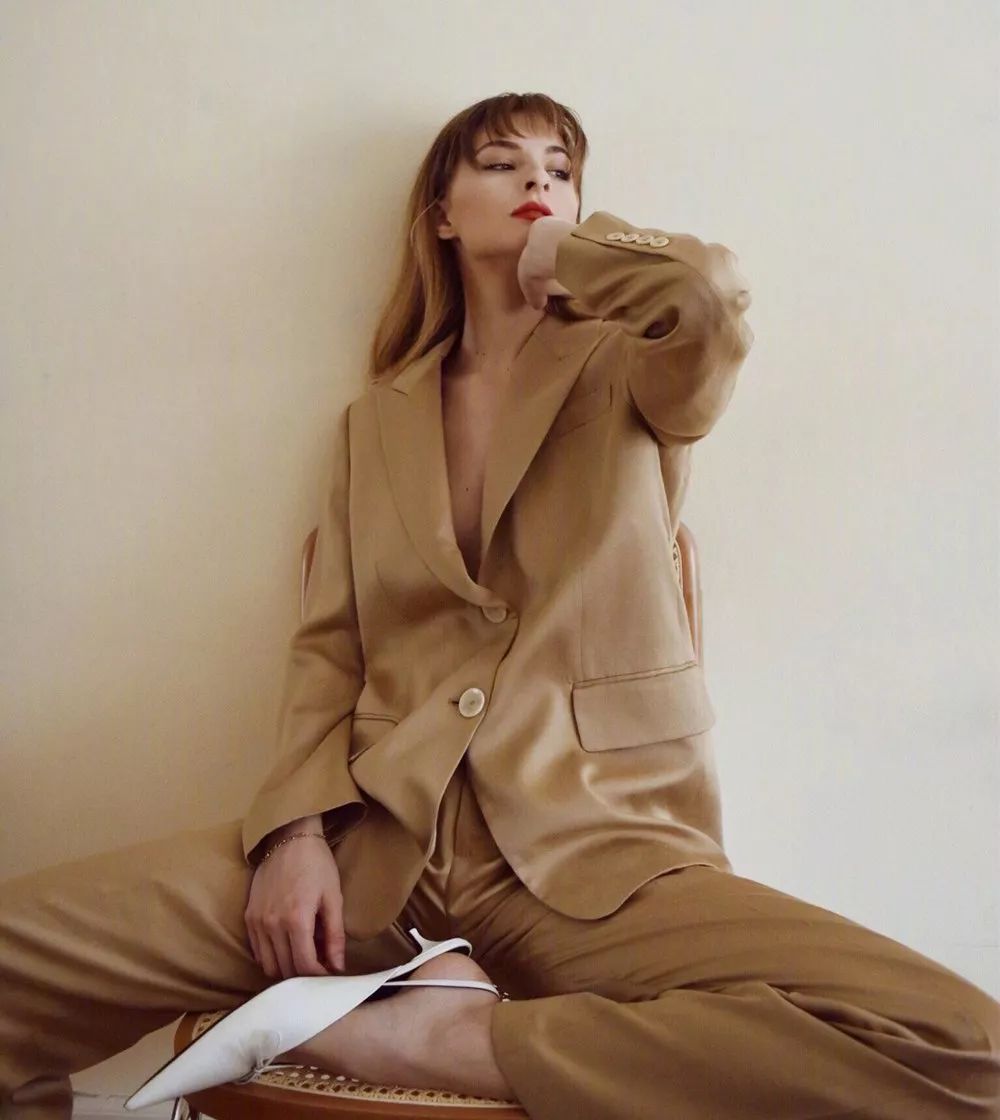 驼色连衣裙搭配的高级穿法,原来都这样穿驼色太年轻洋气了