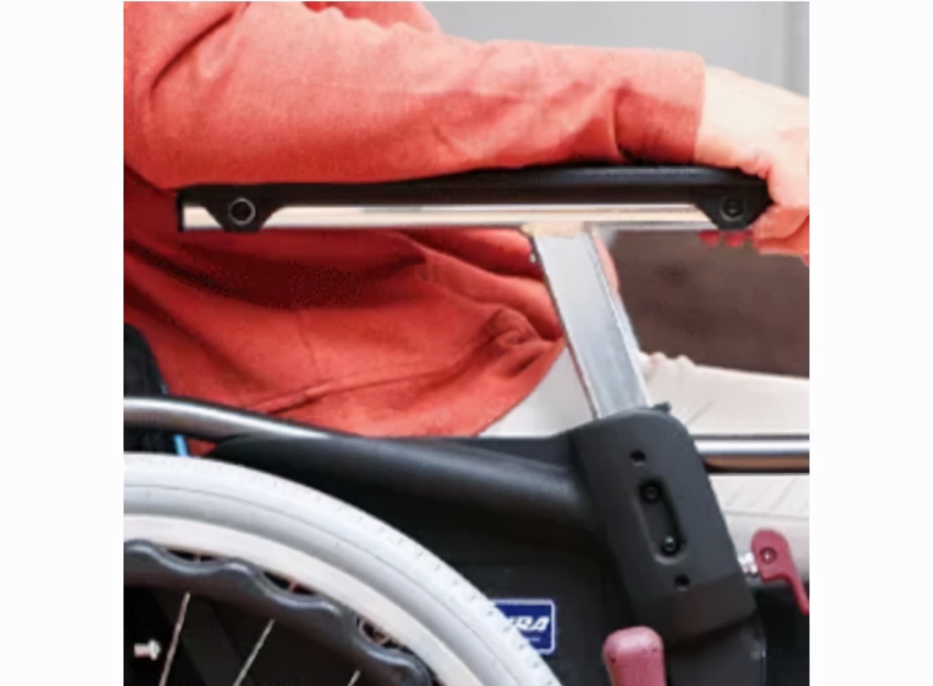 老年人专用轮椅怎么挑选,如何给老人挑选手动轮椅