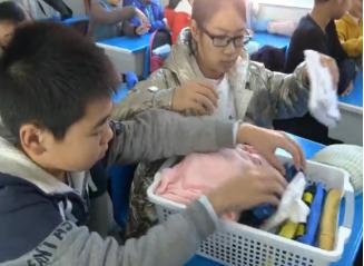 【劳动教育课】一年级校本课程中的《衣物存放》