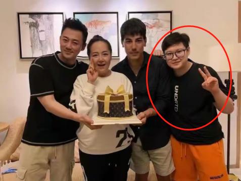 恬妞：有两段刻骨铭心的爱，今64岁仍然单身，35岁女儿成她烦恼