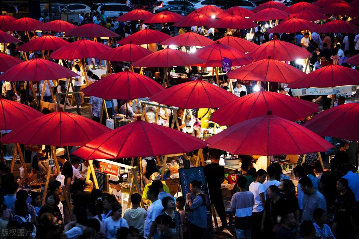 地摊经济大热几个摆地摊的小技巧,摆地摊选择什么产品