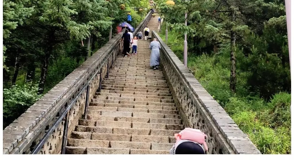 五台山一日游黛螺顶和五爷庙,来到五台山景区佛华山庄五爷庙