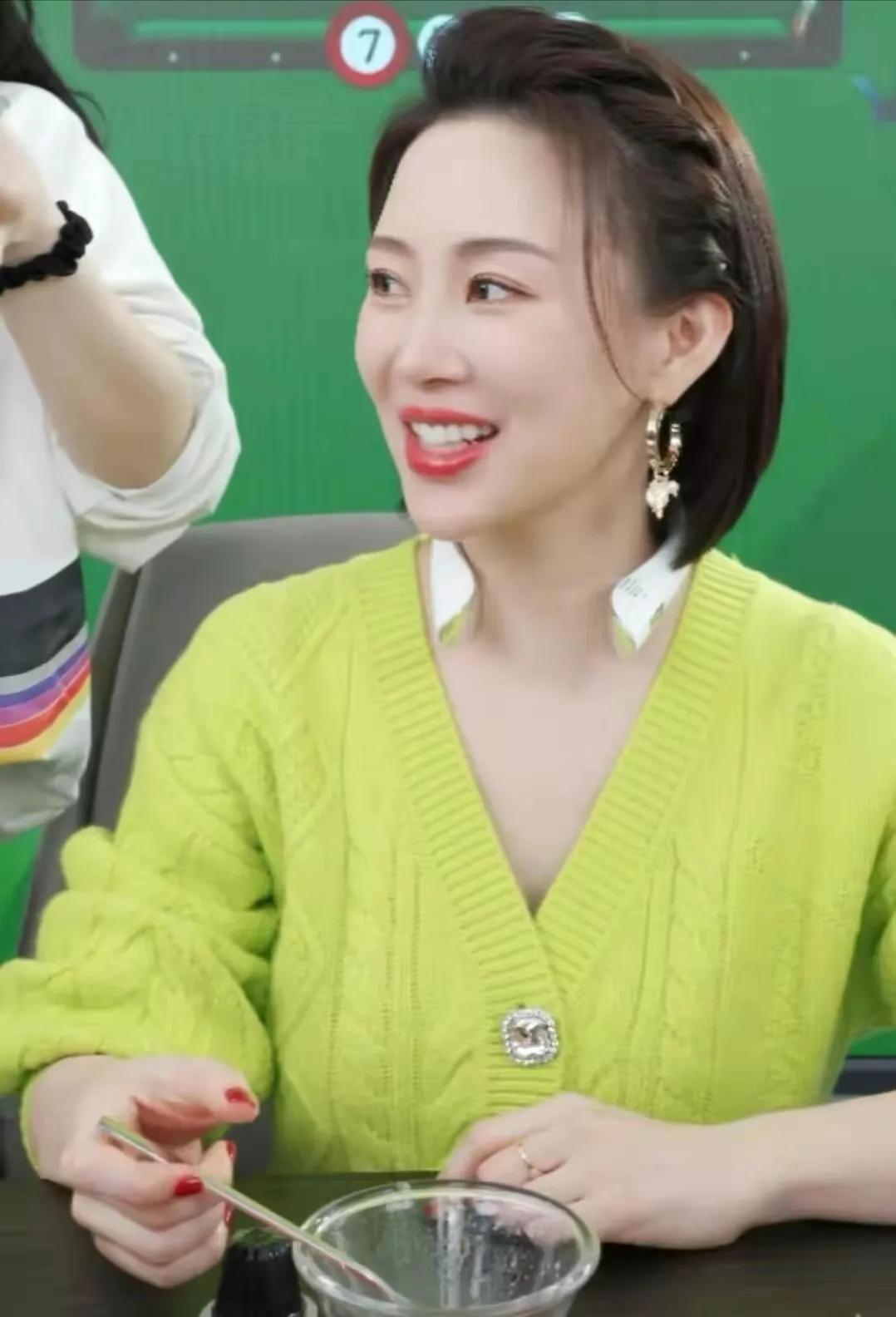 潘晓婷依旧美艳迷人,潘晓婷低调去台球厅