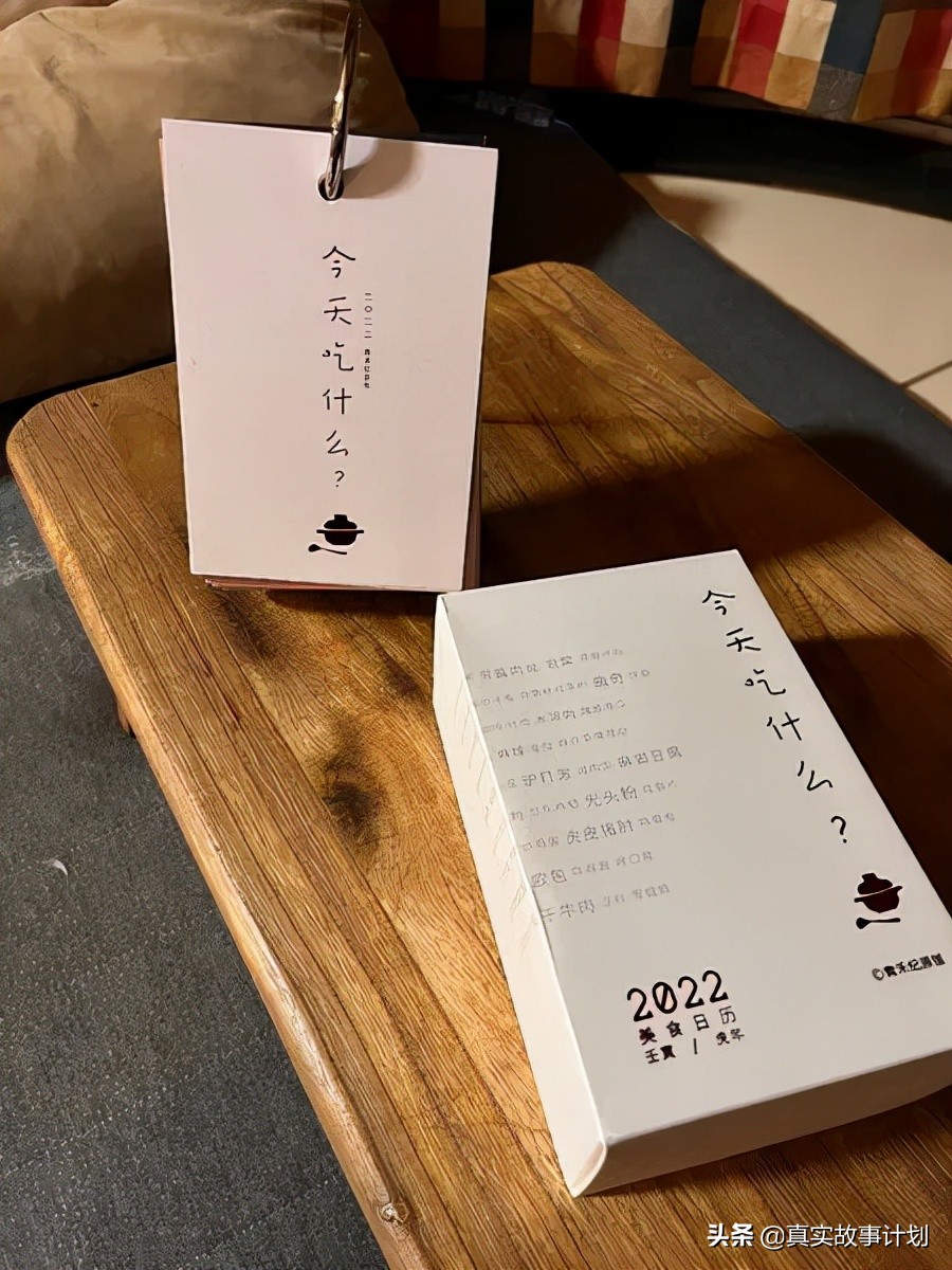 年轻人的手机里有什么？把胡须、证件照和速效救心丸藏在手机背后