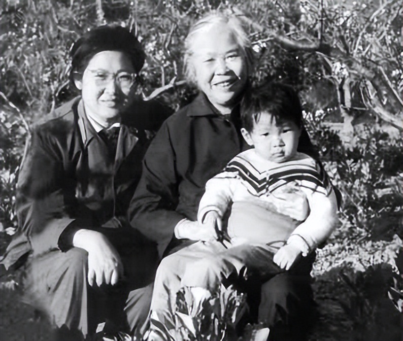 1984年*子珍贺**病逝,葬礼规格上海市委不敢做主,*小平邓**一句话定下