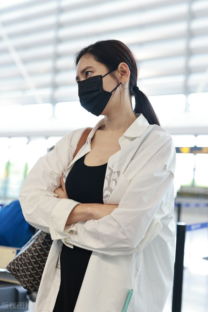 秋瓷炫机场同款镂空衣服,秋瓷炫白色薄纱长裙亮相