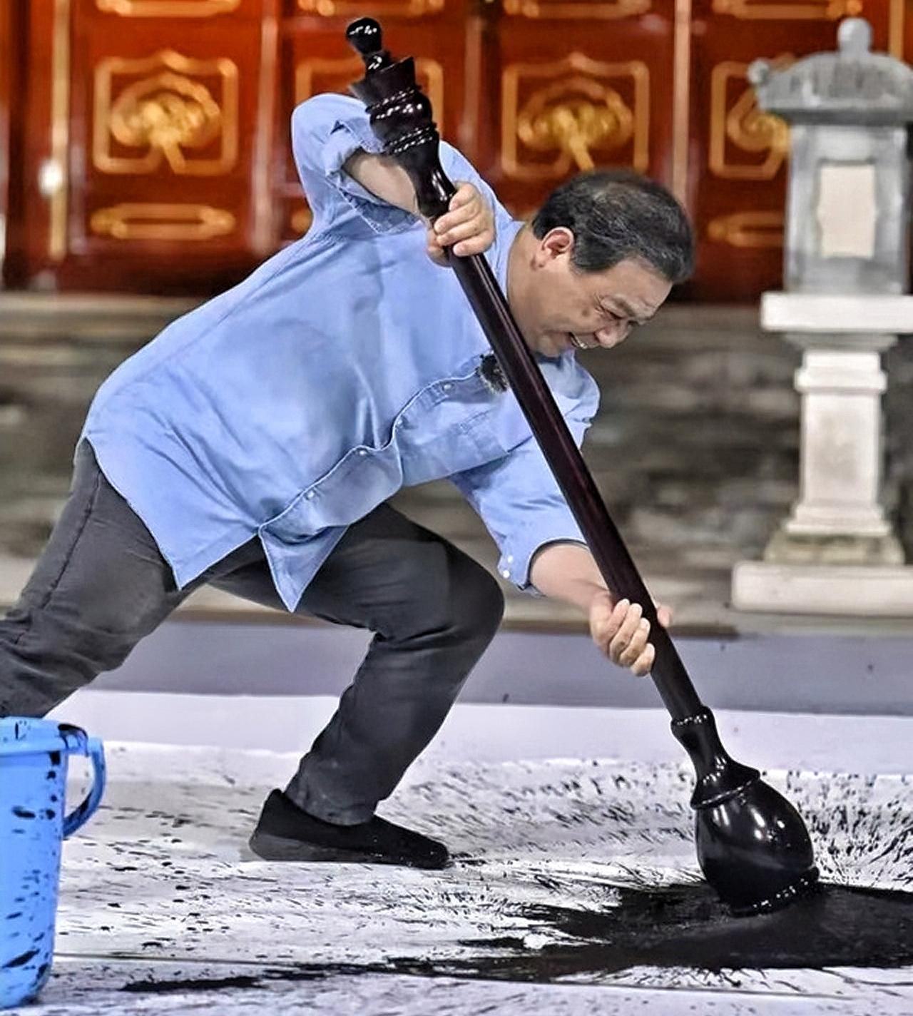 “写字杂耍”是“行为艺术”，还是对汉字的*渎亵**？