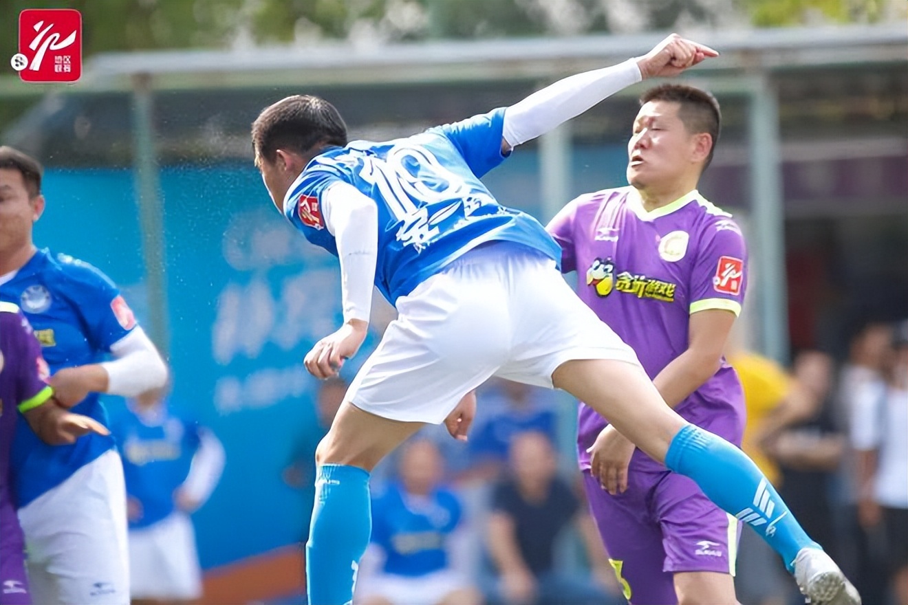 追奔露宿青海月，夺城夜蹋黄河冰。铁衣度碛雨飒飒，战鼓上陇雷凭