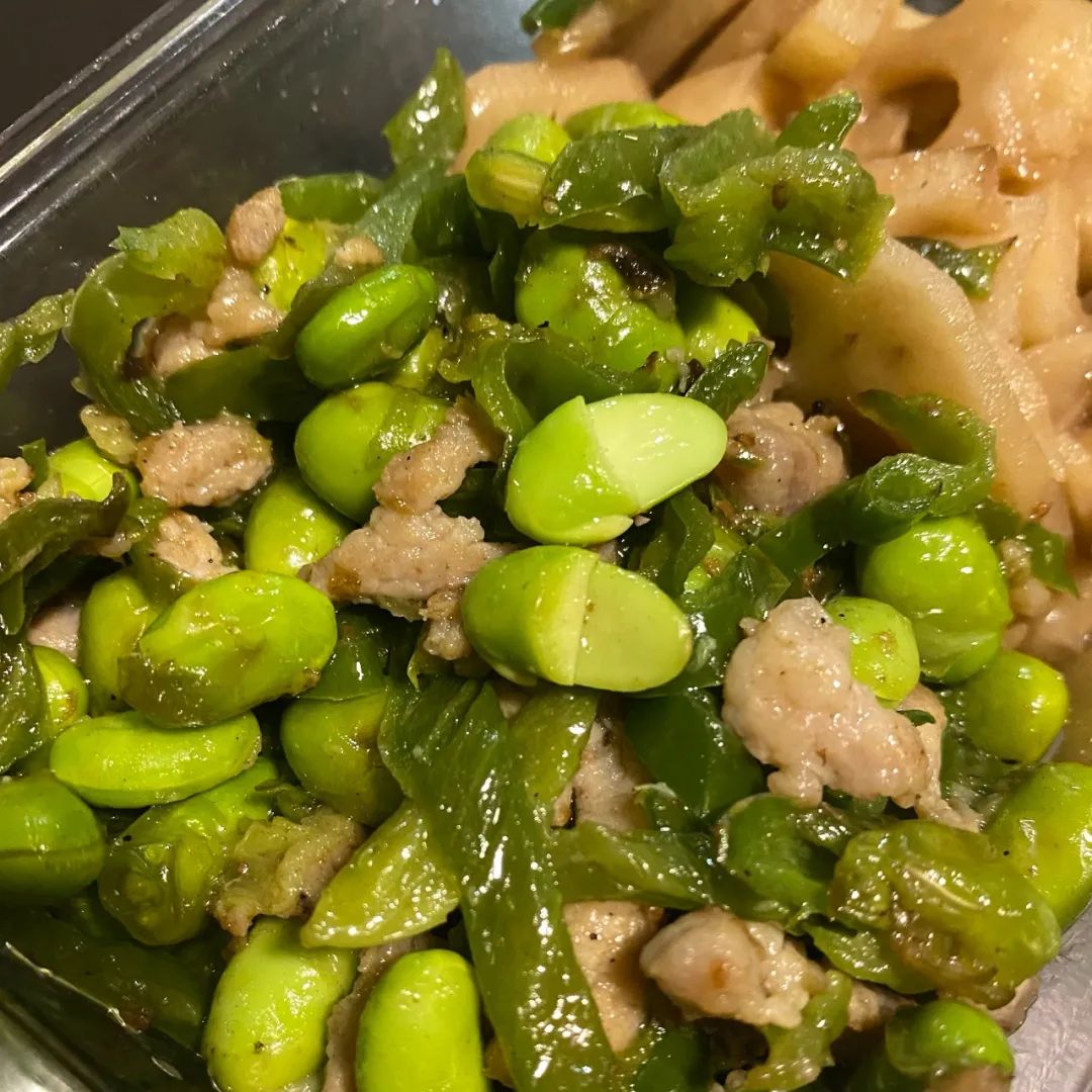 母亲抵抗应试教育后动摇：8岁天才女儿画电视片头，在学校交白卷