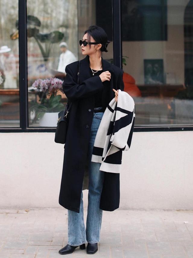 烟管牛仔裤搭配什么上衣好看,绿色牛仔裤搭配什么颜色上衣