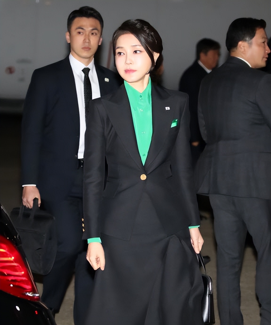 韩国第一夫人穿衣搭配惊艳,韩国第一夫人蓝色大衣穿搭