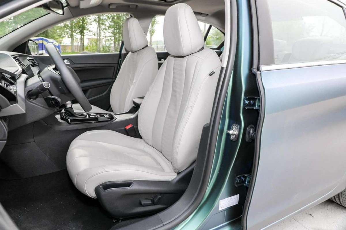 法系新希望全新标致408实车曝光,标致4082019款1.2t测评