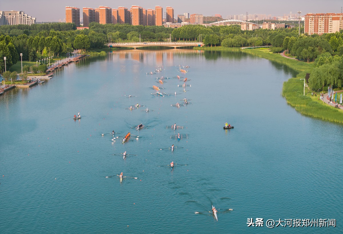 龙子湖高校赛艇挑战赛,16支高校赛艇队竞逐南京秦淮河