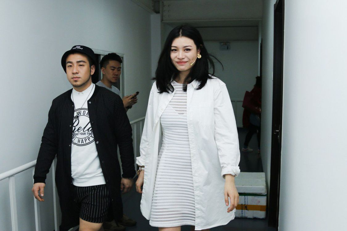 章子怡为小苹果庆生撞脸陈妍希,章子怡为小苹果庆生