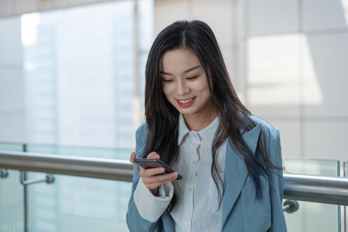 如何判断自己是否有人喜欢你,怎样才能正确判断别人喜欢你呢