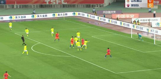 禁区拉倒人罚点球还是红牌,球员违例和犯规裁判应该怎么做