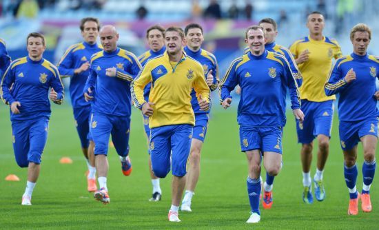 乌克兰知名球员在空袭中身亡,乌克兰遭受炮弹打击一对母子死亡