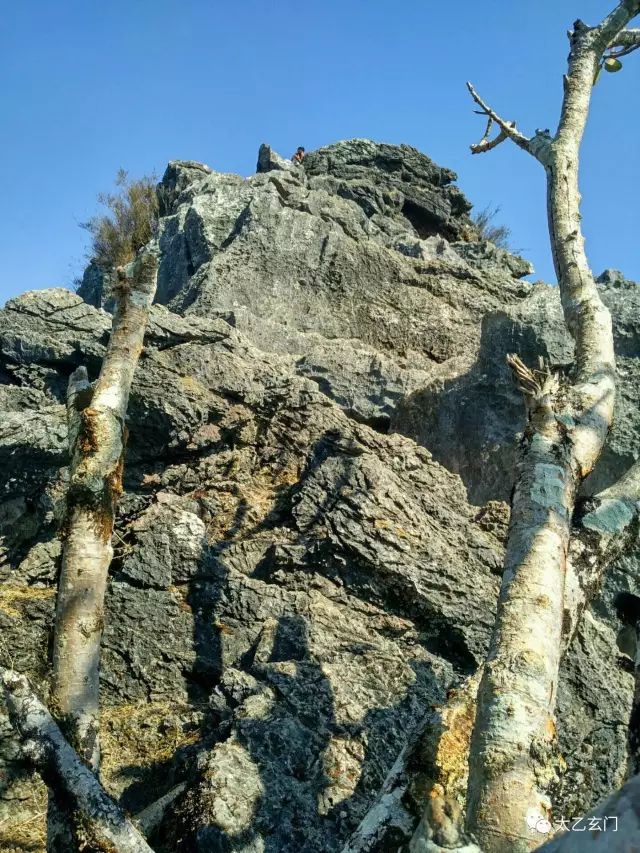 攀普洱天壁山之西门崖子：一日凌云出，群山齐失自高心