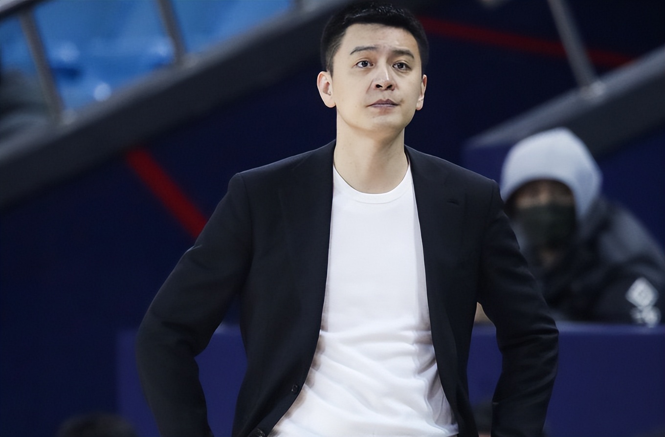 cba裁判名场面杨鸣挑战成功闫军,辽宁杨鸣输球后的表现